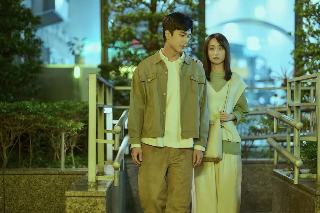 柯佳嬿驚喜現身，竟與李沐擁有同款神秘蝴蝶刺青。（圖／Netflix 提供）