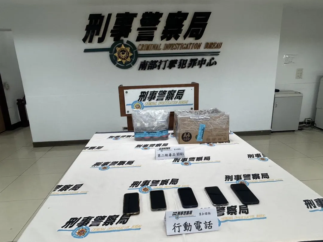 有嫌犯將歐洲高檔保養品「玫瑰水」替換成毒品,從德國運入台灣,海關人員發現有異,通報檢警,成功攔截。(圖/警方提供)