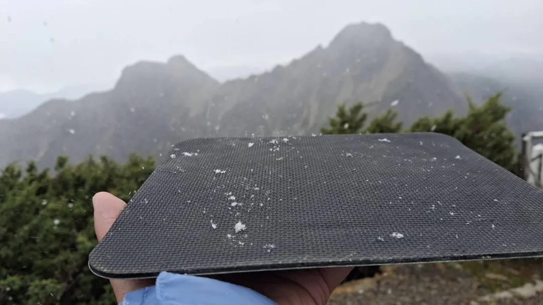 玉山氣象站今日中午12點25分觀測到下雪。（圖／玉管處提供）