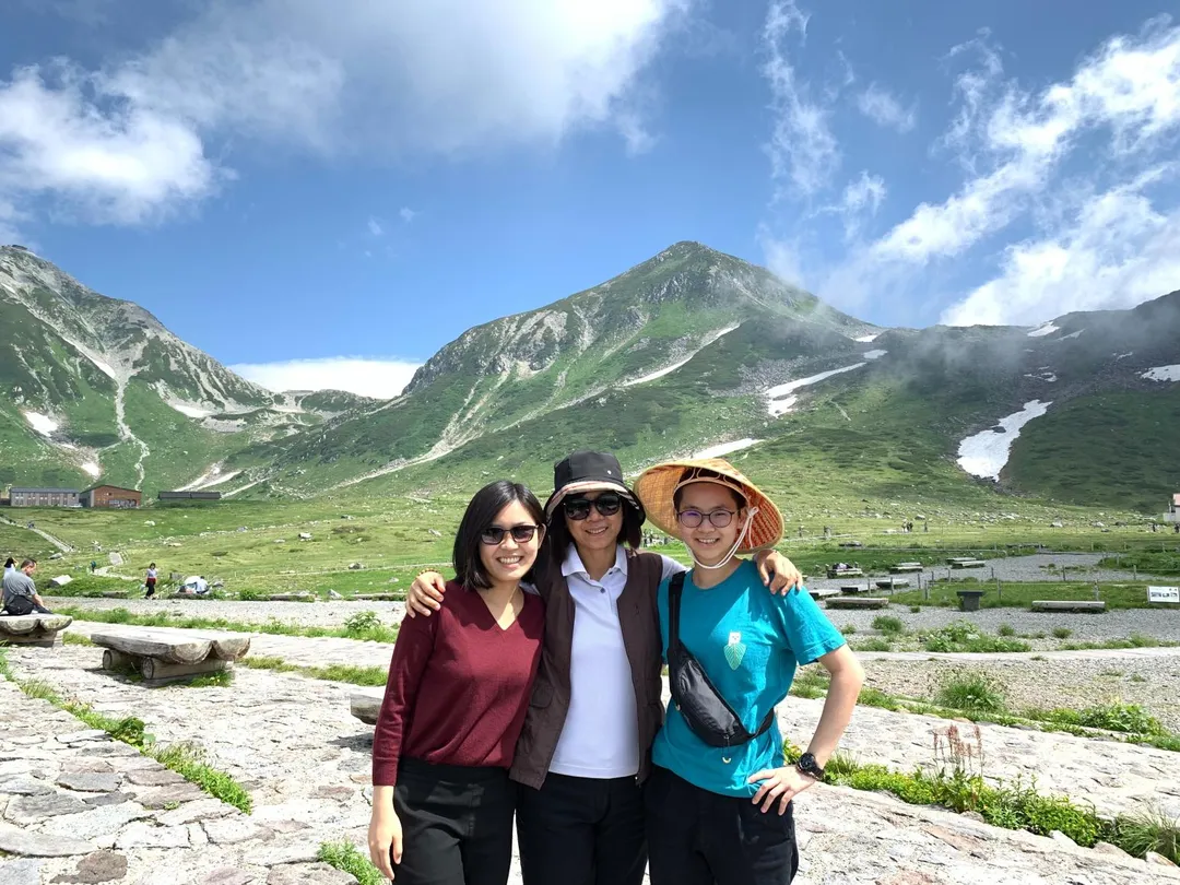 榮惠芬因兩位女兒的陪伴,慢慢走出陰霾,重拾精彩人生。(圖/榮惠芬授權提供)