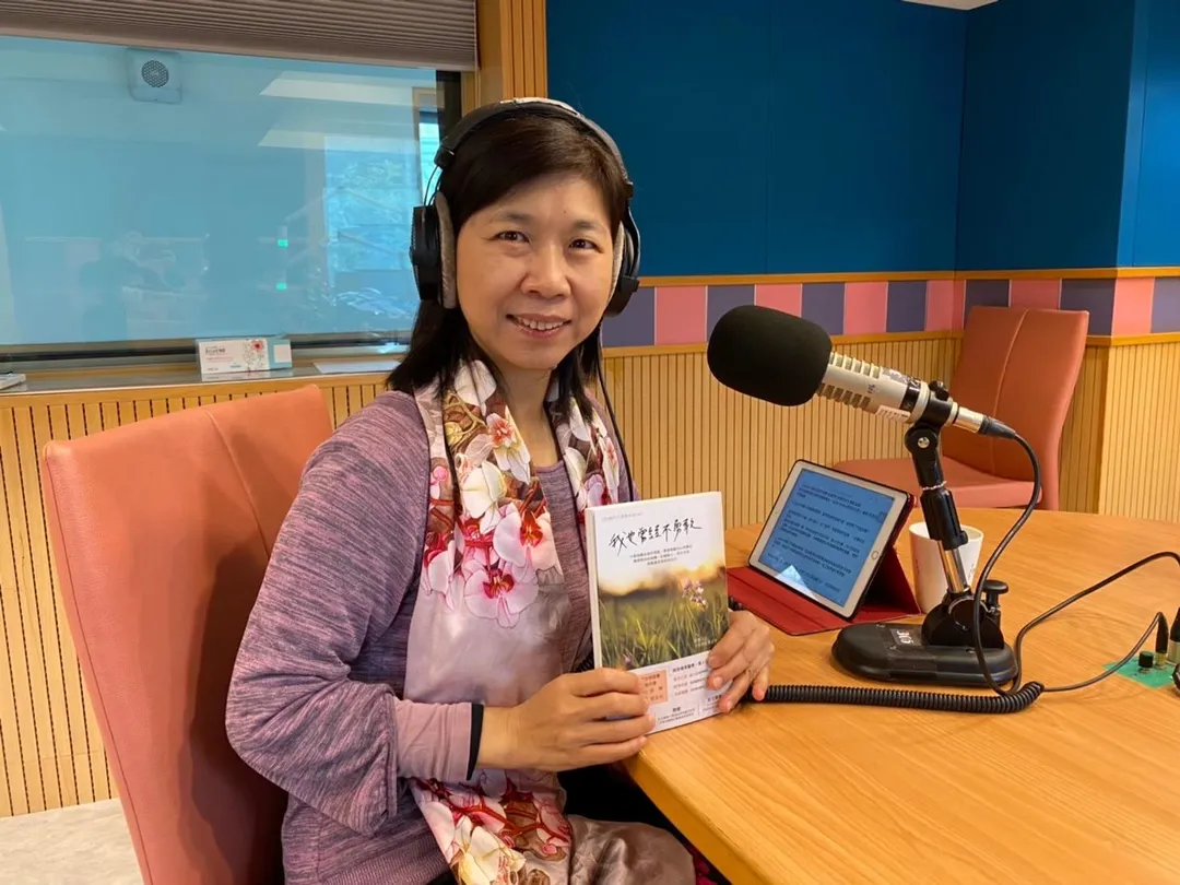 榮惠芬在罹癌後考取了三張街頭藝人證照,並與小女兒共同經營Podcast頻道及臉書粉專。(圖/榮惠芬授權提供)