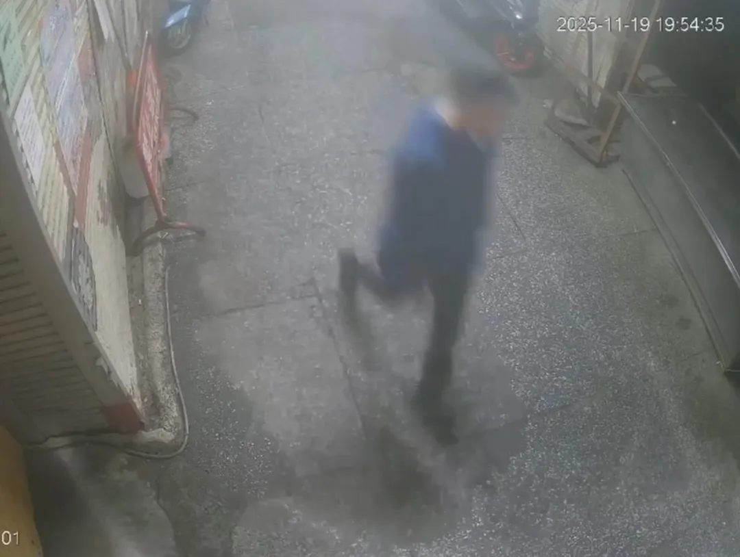 苗栗竹南第二零售市場驚傳偷拍,藍衣男子疑似偷拍嫌犯。(圖/中天新聞)