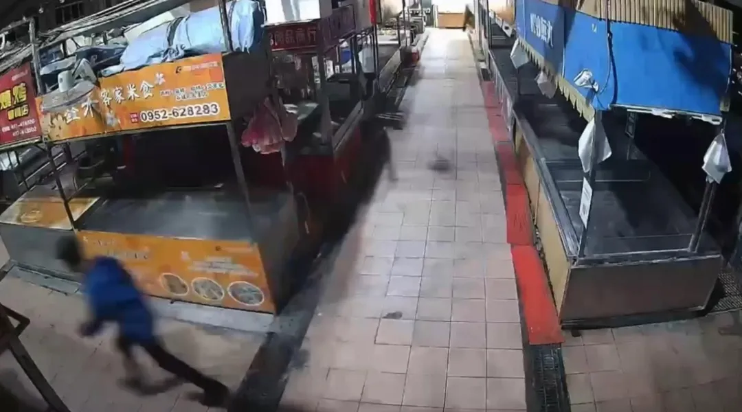 苗栗竹南第二零售市場驚傳偷拍,藍衣男子疑似偷拍嫌犯。(圖/中天新聞)