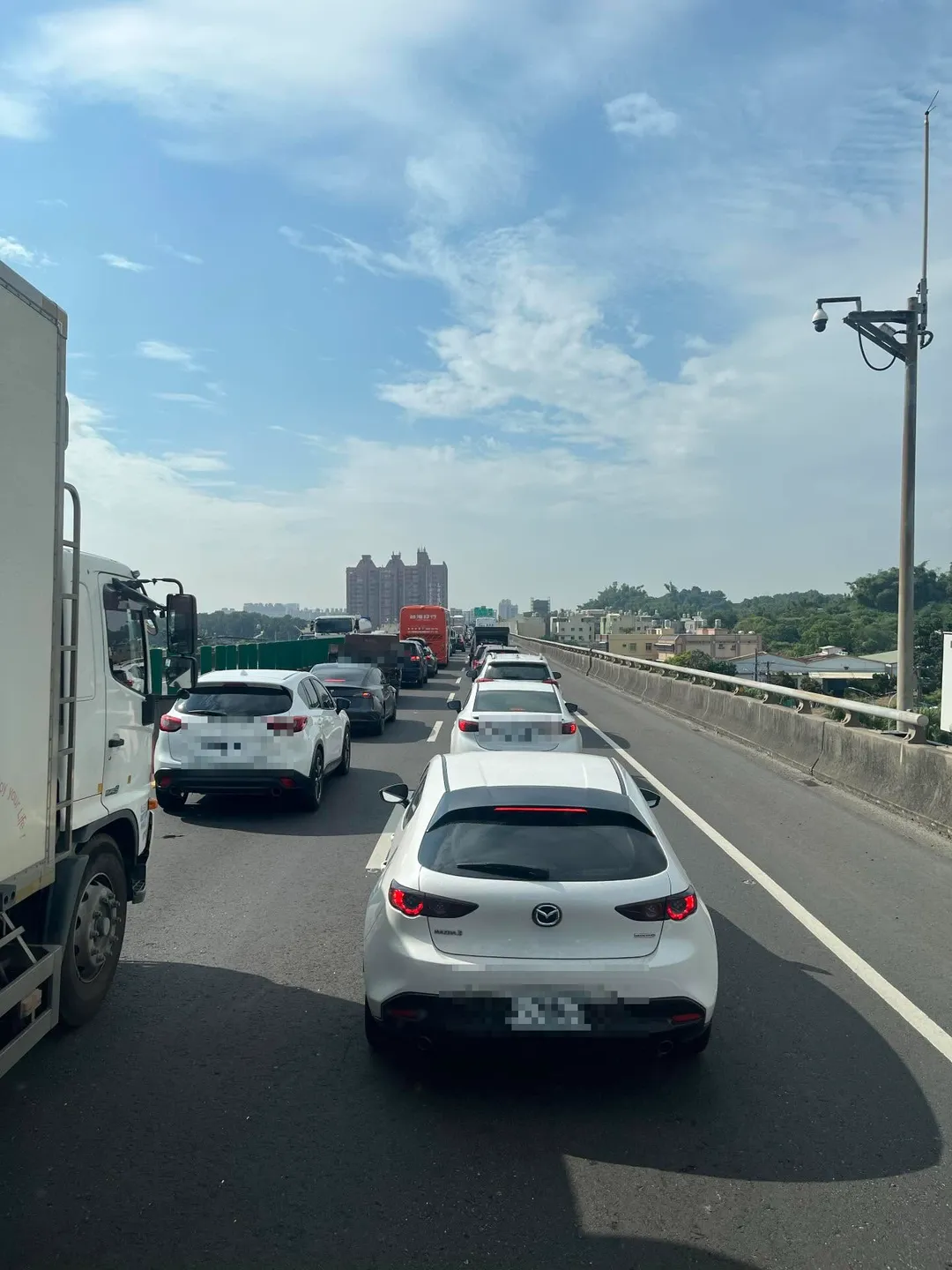 事故發生後車流完全停滯，該路段交通嚴重回堵。（圖/Threads網友@ahong_gatcardown授權提供）