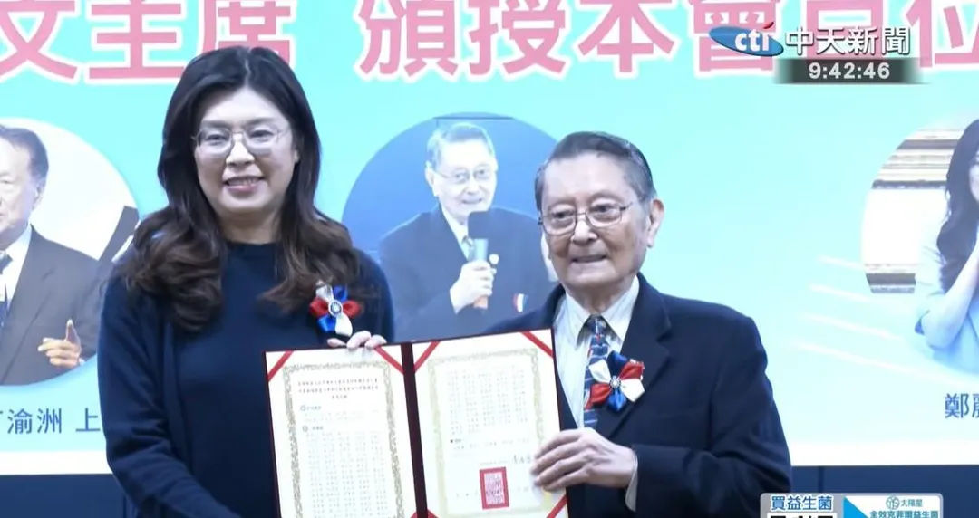 國民黨主席鄭麗文今（20日）收中華戰略學會百人入黨名冊。（取自鄭麗文臉書）