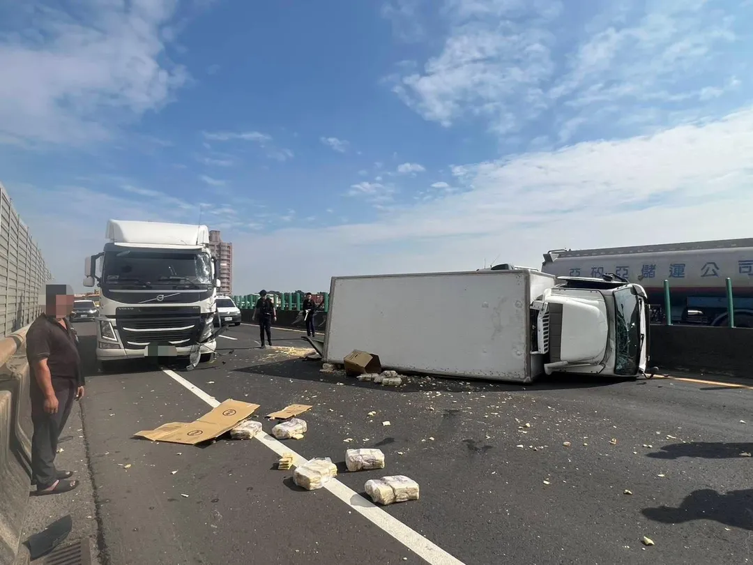 小貨車遭撞擊後往前追撞72歲鄭姓男子駕駛的自小客車，隨後翻覆。（圖/警方提供）