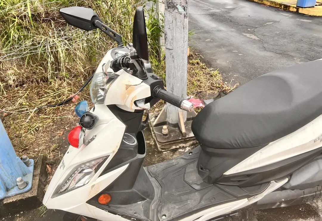 員警機車車頭受損。（圖／翻攝畫面）