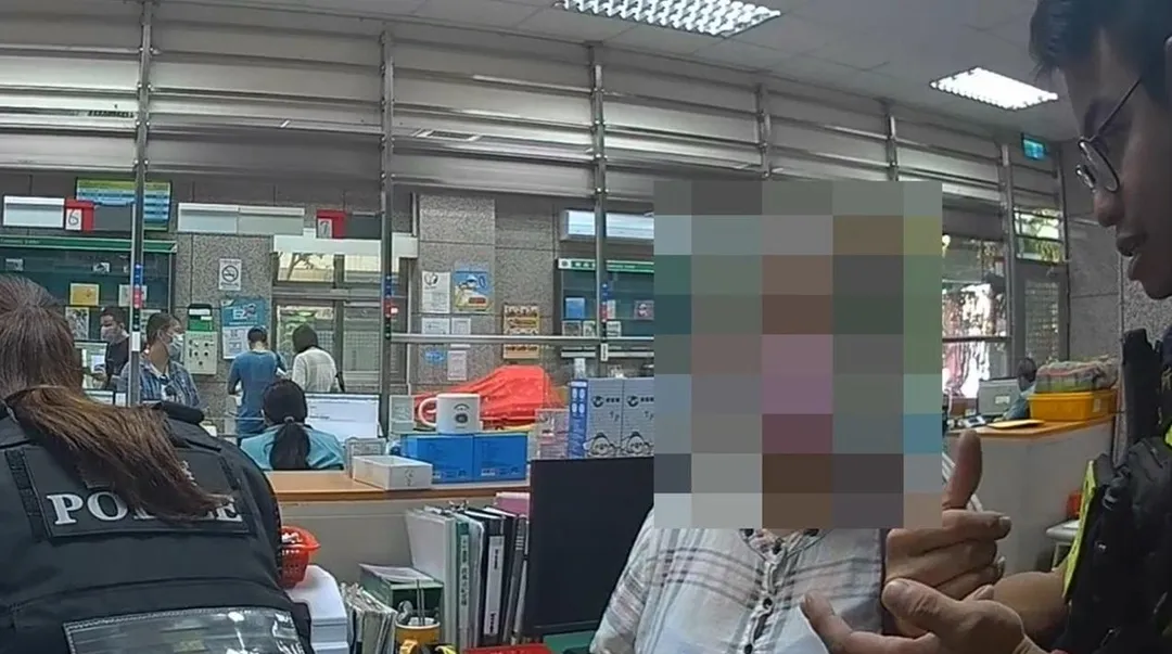 當員警得知王婦是從「抖音」網路平台上認識對方時大感驚訝。(圖/中天新聞)