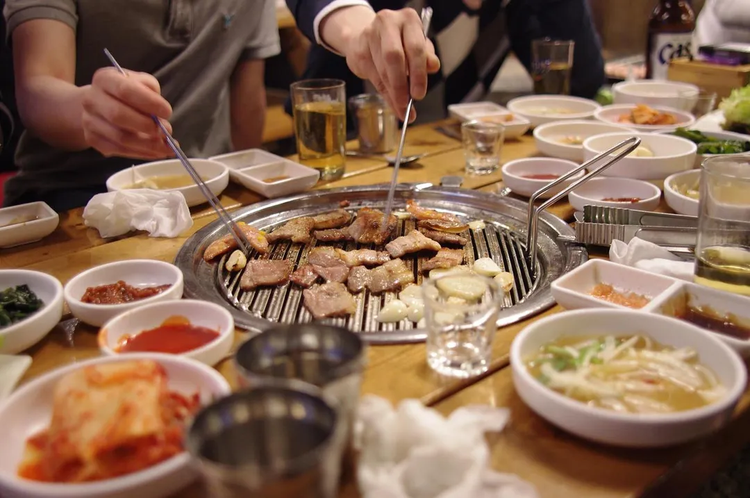 控制進食的時間,有助長壽基因被激活,身體會轉向修復與回收模式,有助於延緩老化。(示意圖/Pixabay)