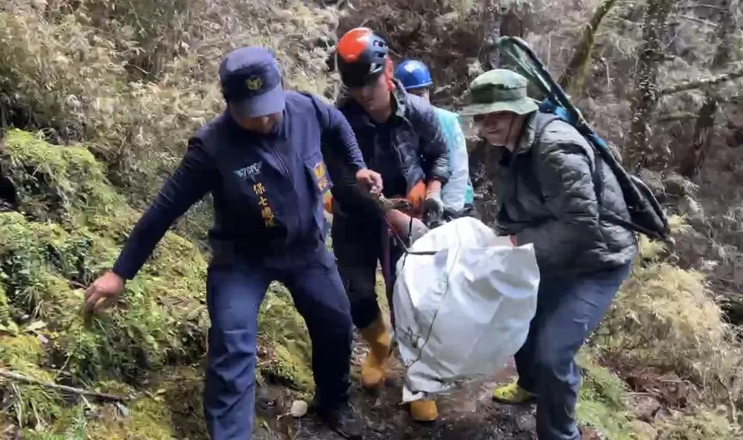 地面搜救人員徒手搬運遺體。(圖/翻攝畫面)
