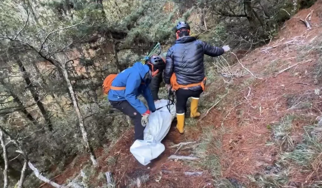現場山路崎嶇不平路途遙遠改以吊掛方式下山。(圖/翻攝畫面)