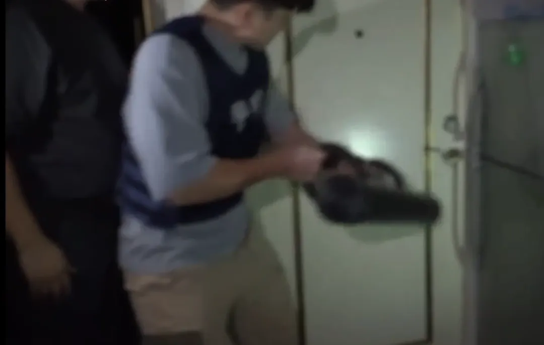 桃園警方破門進入,於當晚21時35分將李嫌逮捕。(圖/警方提供)