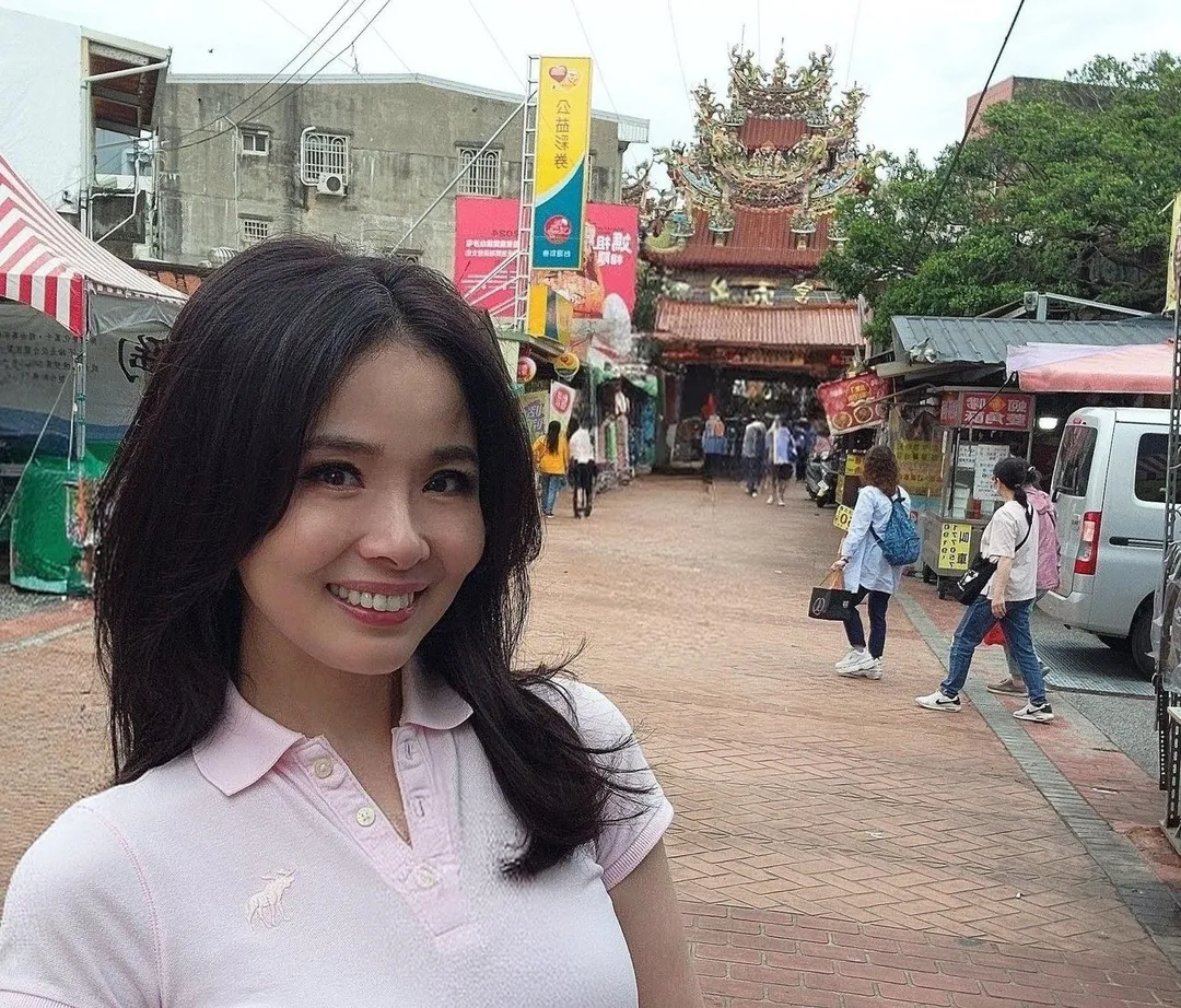 資深媒體人呂文婉日前到苗栗白沙屯拱天宮拜拜,卻遭陌生婦人「塞籤詩」疑想轉嫁厄運給她。(圖/翻攝自Facebook@呂文婉get in TOUCH)
