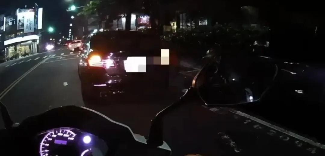 高雄市苓雅分局成功路派出所10月7日晚間執行勤務時,於興中二路與城西街口發現一輛自小客車違規併排停車,警方上前盤查時,駕駛不服稽查取締竟加速逃逸。(圖/警方提供,下同)