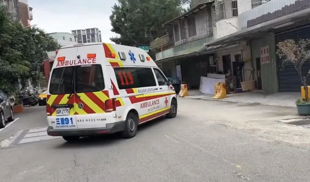 救護車到場將男子送醫急救。(圖/翻攝畫面)