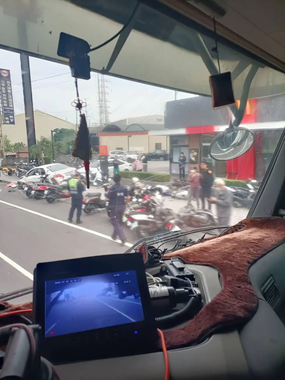 台南市新市區麥當勞前今(20)日下午3點40分左右發生一起嚴重車禍,一輛阿提斯(Altis)轎車疑似失控,撞倒麥當勞前方停放的多輛機車。(圖/台南道路救援張家班,下同)