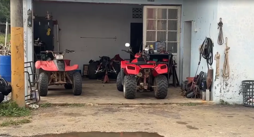 一名住在嘉義的郭姓男子日前到屏東恆春遊玩，參加當地沙灘車體驗活動時不慎受傷，事後才驚覺該業者屬非法經營，不僅沒有投保任何保險，業者也無意進行理賠，讓他求償無門。（圖/翻攝畫面）