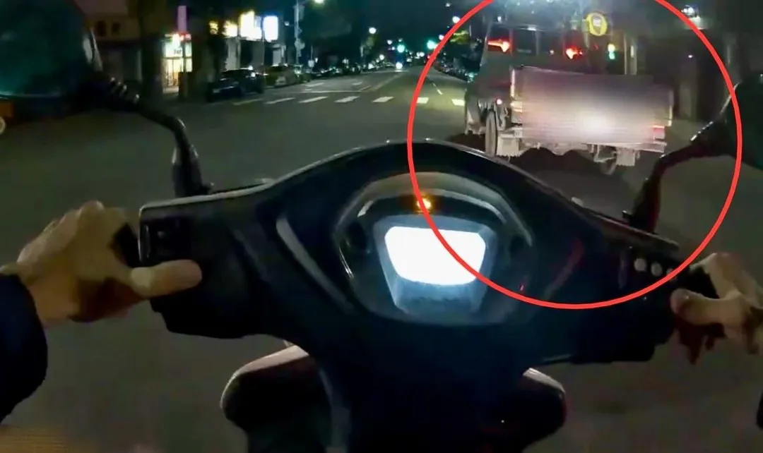 貨車拒檢逃逸沿途違規。（圖／翻攝畫面）