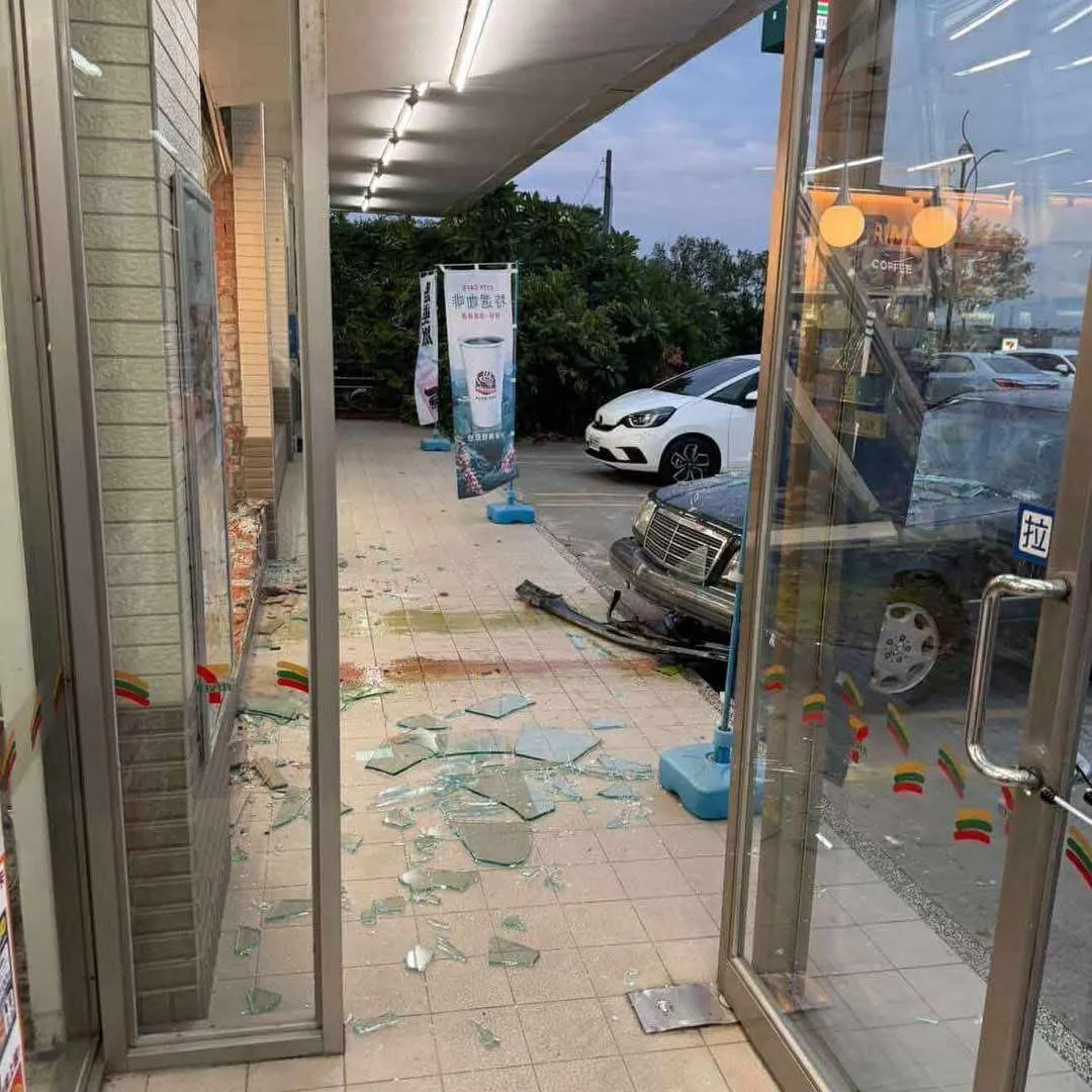 太保超商驚險事故,76歲駕駛誤踩油門撞入店內。(圖/警方提供,下同)