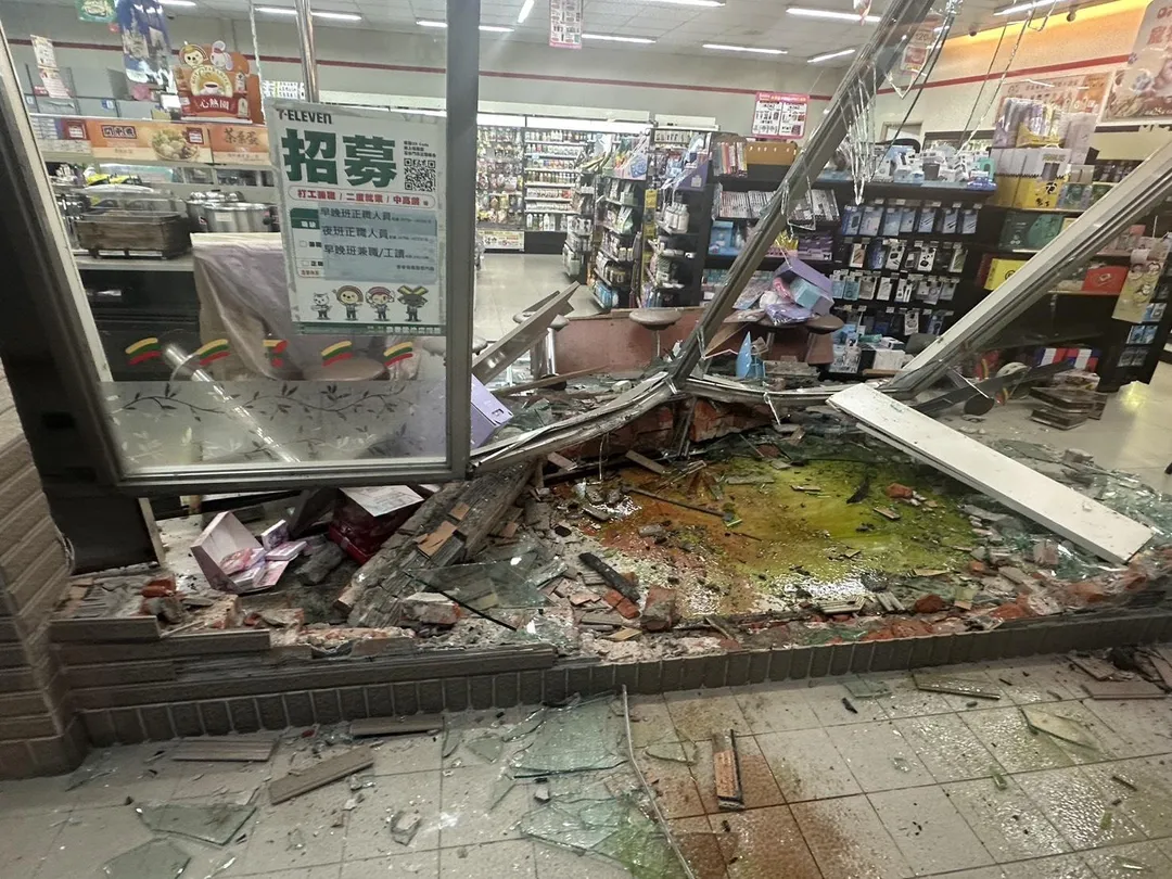太保超商驚險事故,76歲駕駛誤踩油門撞入店內。(圖/警方提供,下同)