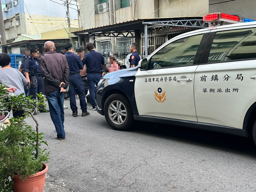 高雄市前鎮區今（20）日下午驚傳持刀事件，一名47歲蕭姓男子疑因情緒不穩，手持刀械在鎮東一街上四處走動，所幸無人受傷。（圖/翻攝畫面，下同）