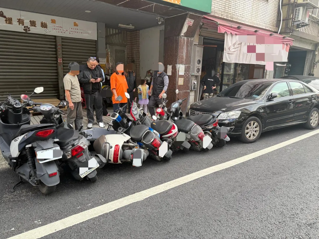 ７輛機車倒一排。（圖／翻攝畫面）