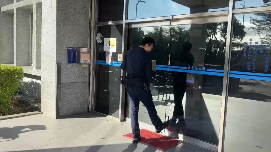 用腳尖輕輕一碰，電動門便會自動開啟。（圖／警方提供）
