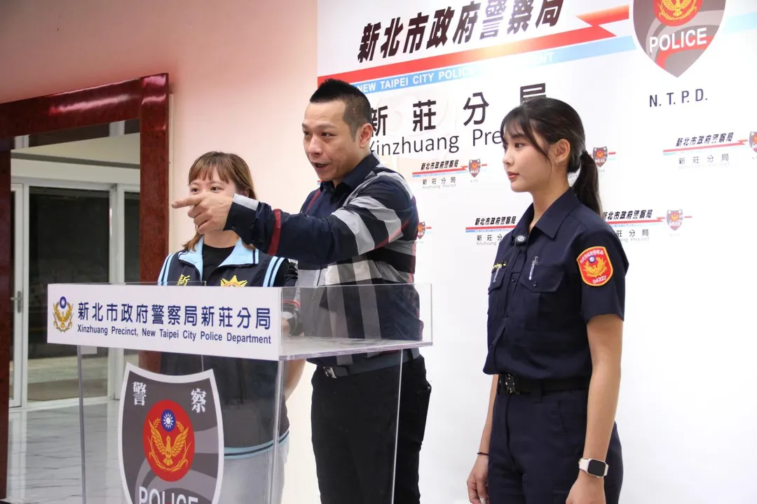 女警外型神似女星郭雪芙而被暱稱為「新莊郭雪芙」。（右1）（圖／翻攝自「新莊警好讚」臉書粉專，下同）