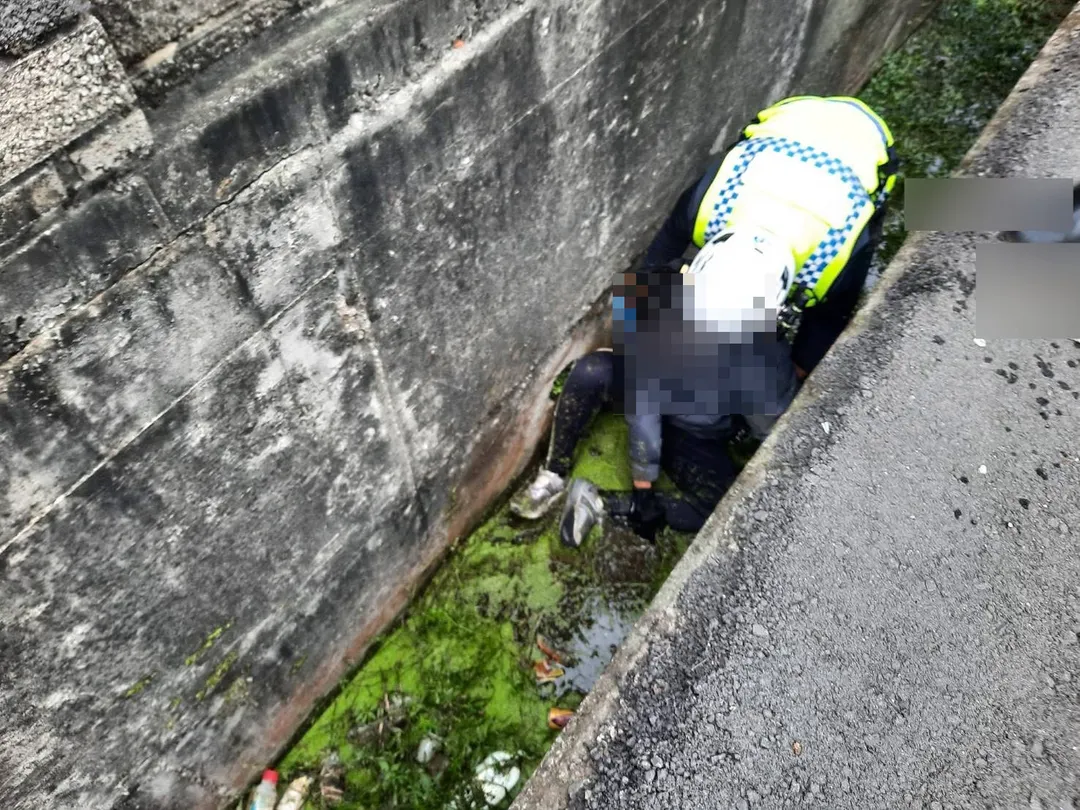 警方將高中生從水溝救起。（圖／警方提供）