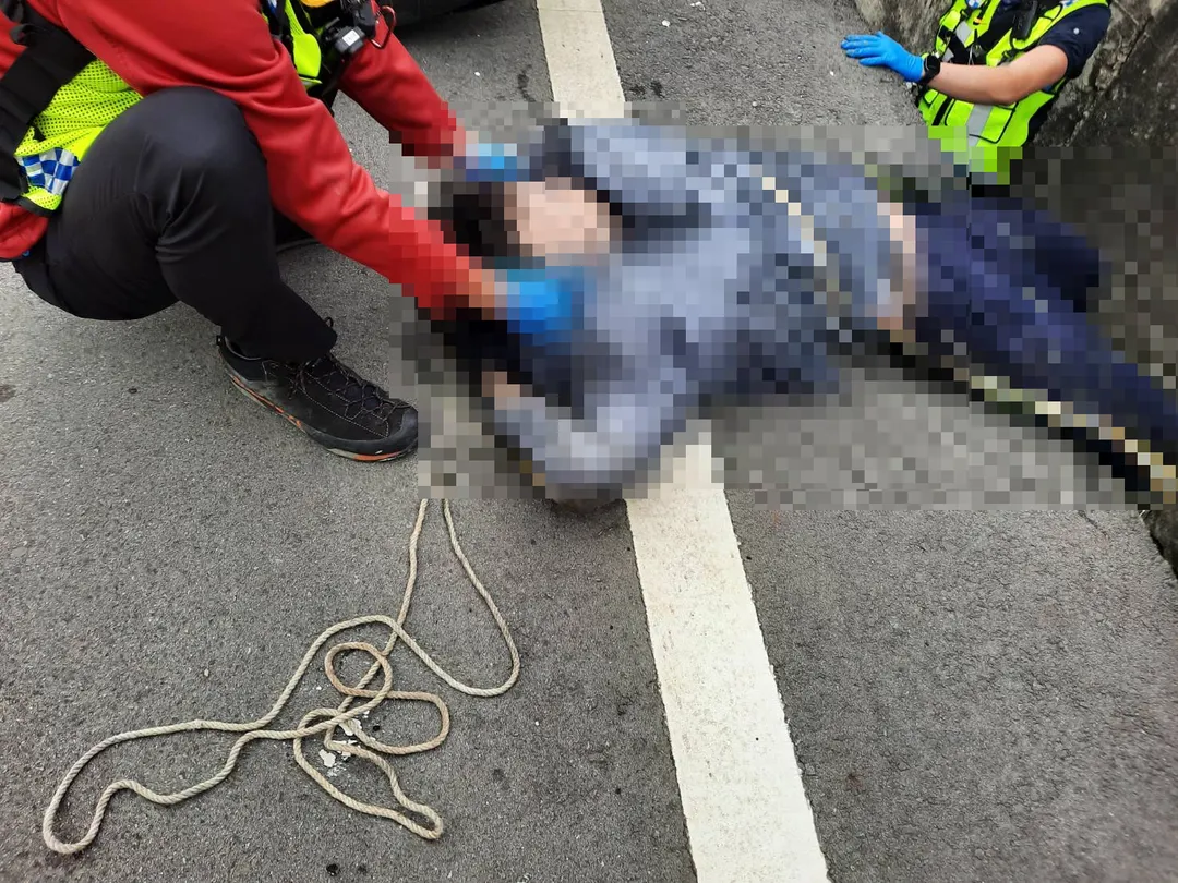 16歲少年無照騎車上學，在十字路口撞機車墜水溝命危。（圖／警方提供）