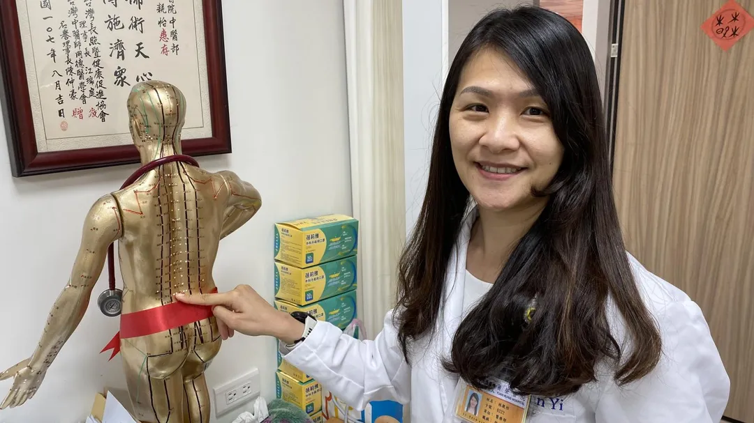員榮醫院中醫部部長林親怡中醫師解釋，針灸患者腎俞、百會及足三里等穴位，減緩慢性腎臟病患者腎臟惡化的時間。（圖／員榮醫院）