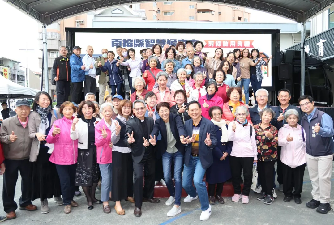 南投縣智慧候車亭剪綵啟用典禮，便民服務再升級。（南投縣政府提供）
