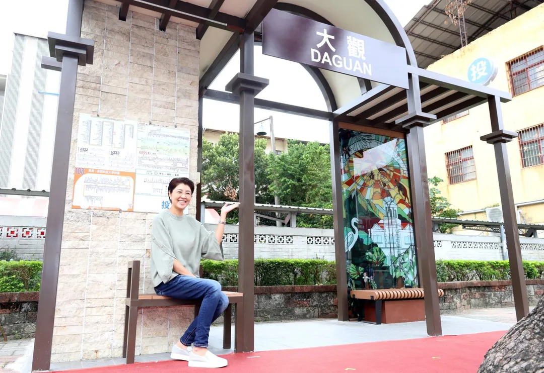 南投縣智慧候車亭剪綵啟用，縣長許淑華親自示範便民服務再升級。（南投縣政府提供）