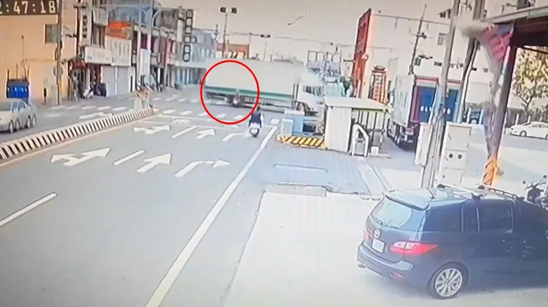 機車騎士直接撞上大貨車。(圖/翻攝畫面)