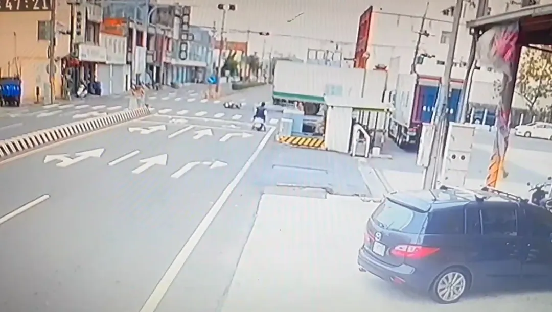 機車騎士倒地不起，送醫搶救仍宣告不治。（圖／翻攝畫面）