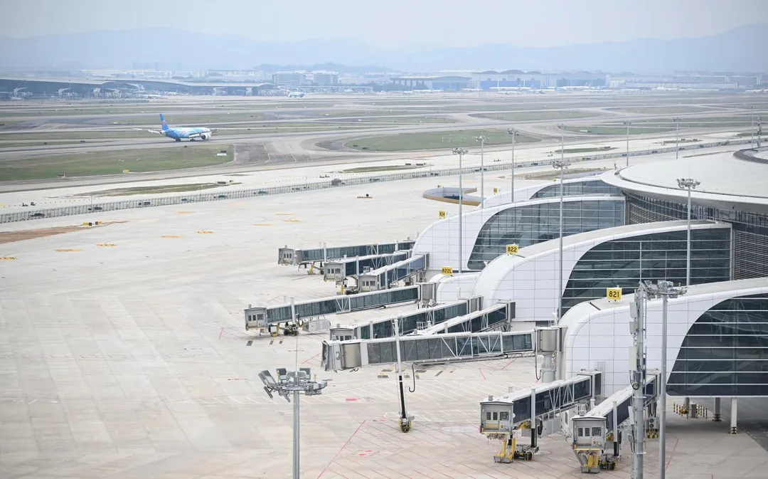 大陸民航局制定新規加強航空無障礙建設。圖為廣州白雲機場T3航廈空橋。（示意圖／新華社）