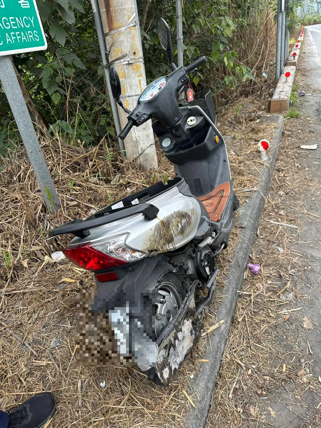 所幸李姓女騎士在即將被砂石車捲入的瞬間,反應迅速連滾帶爬逃離現場,驚險躲過被輾壓的危機。(圖/翻攝畫面)