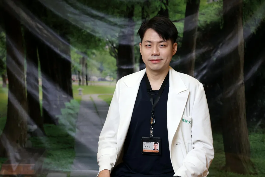 陳顥文醫師表示，長期固定低頭姿勢後，容易感到肩頸痠痛，實際上這就是身體發出的警訊。（圖／花蓮慈濟醫院）