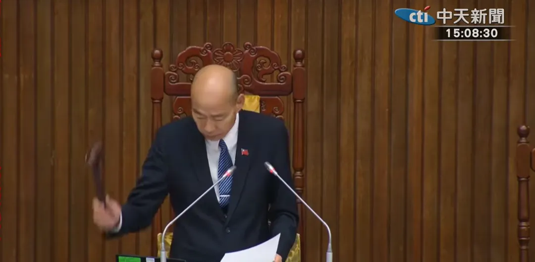 立法院長韓國瑜宣布，公投法修正案三讀通過。（圖／中天新聞）