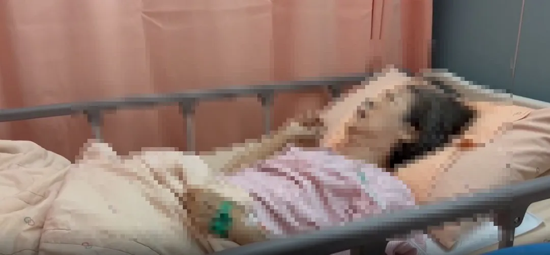 家屬更指出，母親是重症肌無力患者，術前醫師未確實告知相關風險，術後也不見執刀醫師。（圖／翻攝畫面）