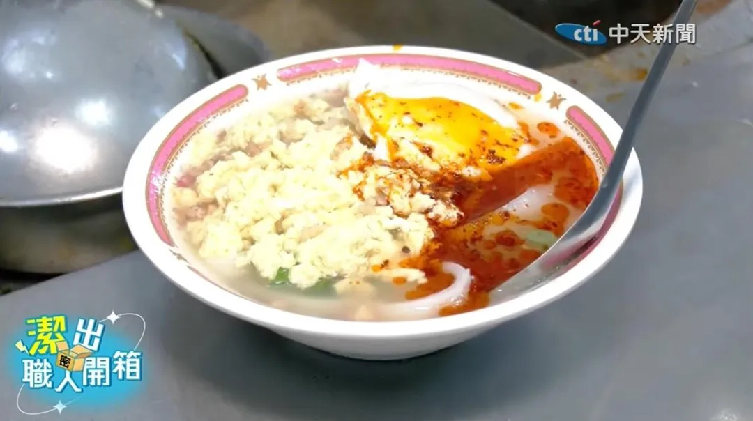 桃園龍岡的忠貞市場美食百百款,在地飄香30年的「大鬍子米干」已是第2代經營。(圖/中天新聞)