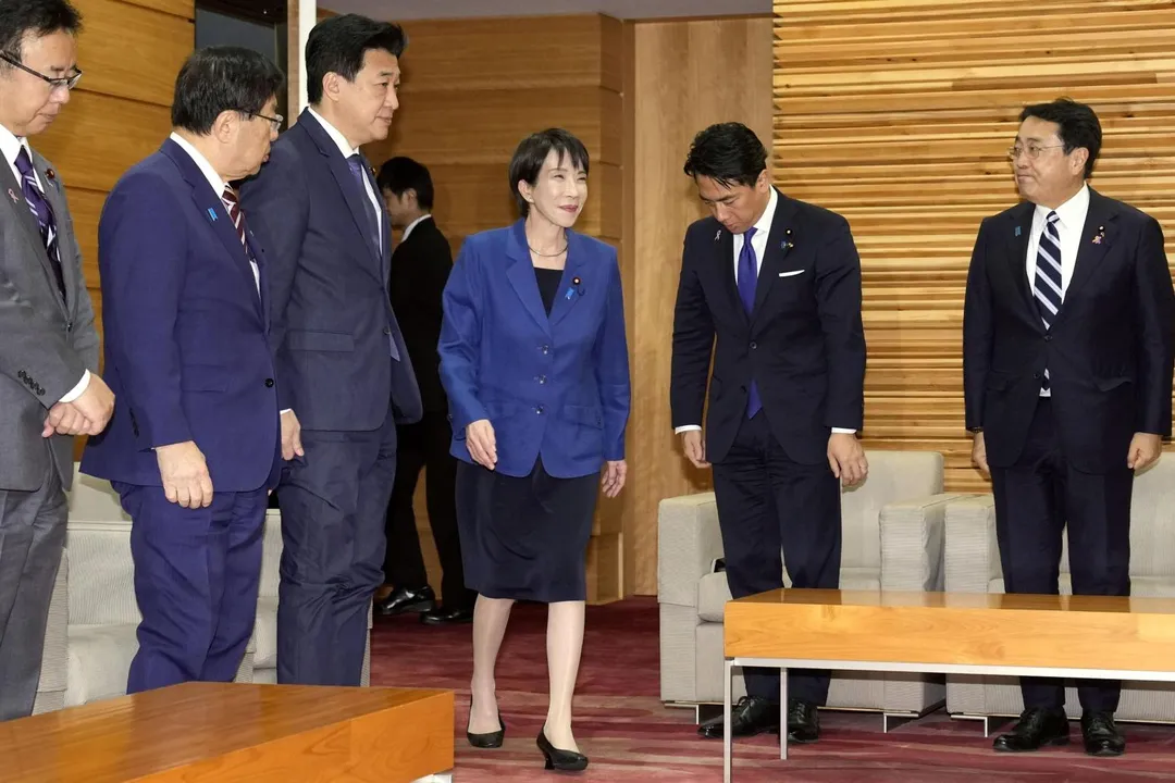 圖為高市早苗（中）今日抵達首相官邸出席內閣會議。（圖／美聯社）