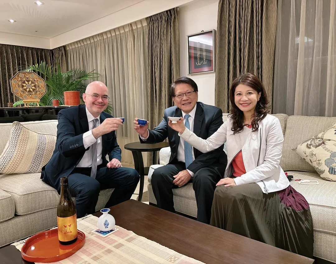 谷立言與潘孟安、林楚茵喝日本清酒。(圖/翻攝AIT臉書)
