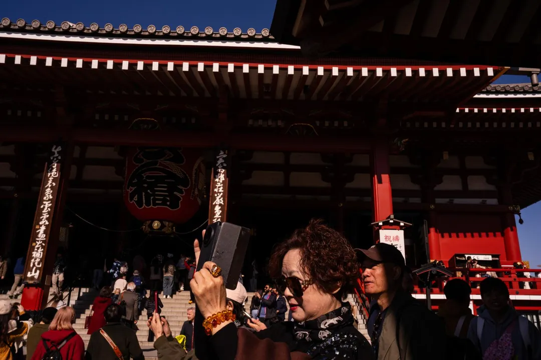 大陸宣布暫停中日航線,將衝擊日本旅遊經濟;圖為到日本旅遊的大陸觀光客。(圖/美聯社)