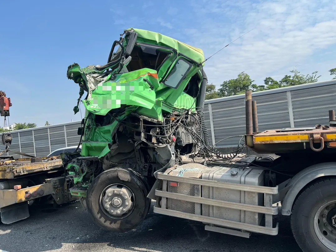 國道1號北向367.8公里，高雄瑞隆路段，上午發生嚴重事故，肇事車輛車頭嚴重毀損。（圖／翻攝畫面）