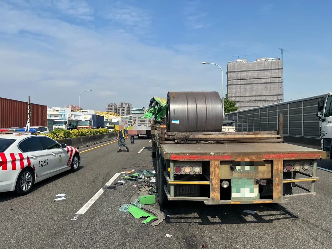 國道1號北向367.8公里，高雄瑞隆路段，上午發生嚴重事故，肇事車輛車頭嚴重毀損。（圖／翻攝畫面）