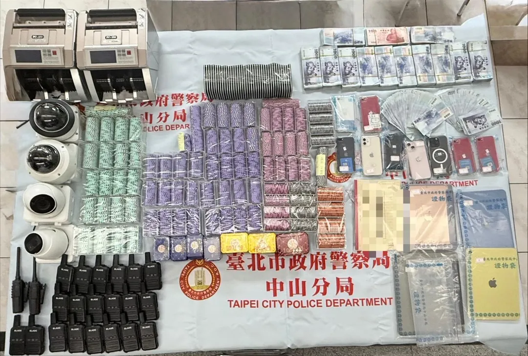 警方查扣大批賭具籌碼等證物。（圖／翻攝畫面）