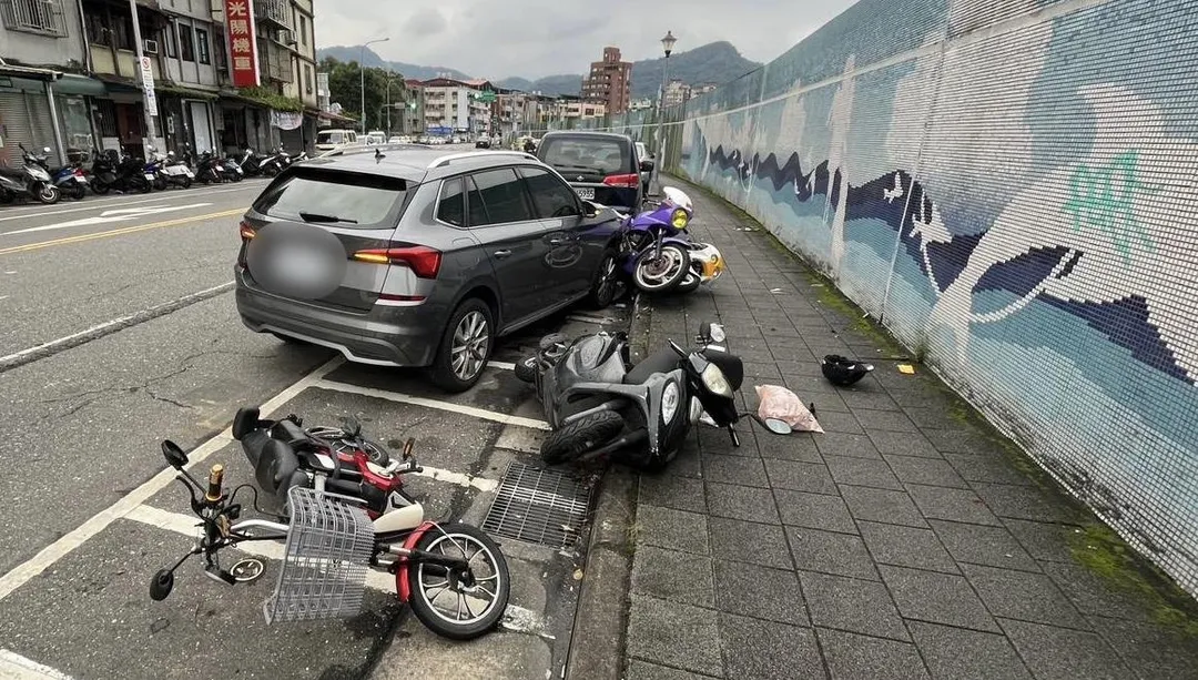 女子疑因未注意前方路況撞擊路邊車輛。（圖／翻攝畫面）