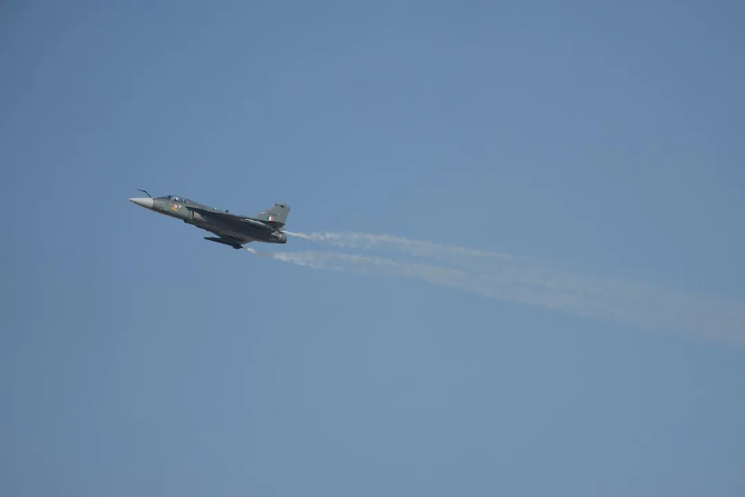 印度空軍的「光輝戰機」最近參加杜拜航空展,不料其中1架戰機在演示途中墜毀。(圖/美聯社)