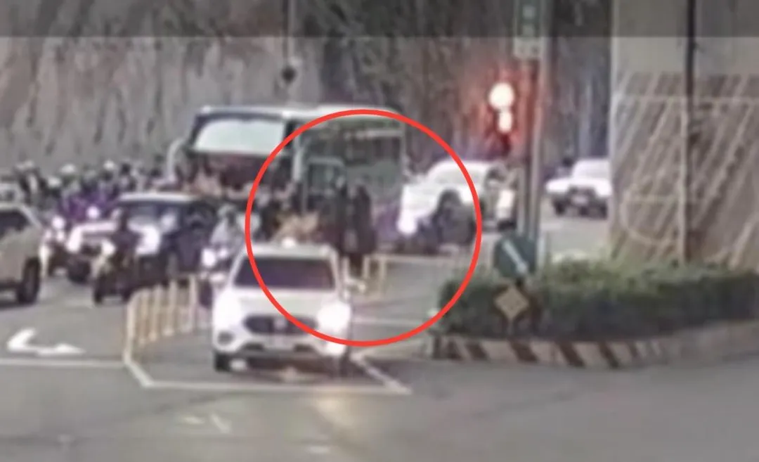 機車騎士遭遊覽車駕駛當街毆打成傷。(圖/翻攝畫面)